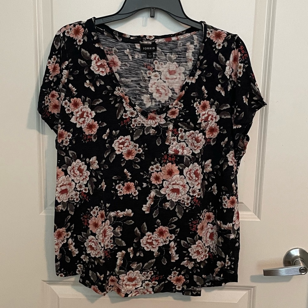 Navy floral print torrid t-shirt
